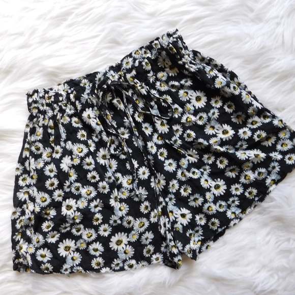 Rue21 Pants - Rue21 | Flowy Daisy Printed Shorts